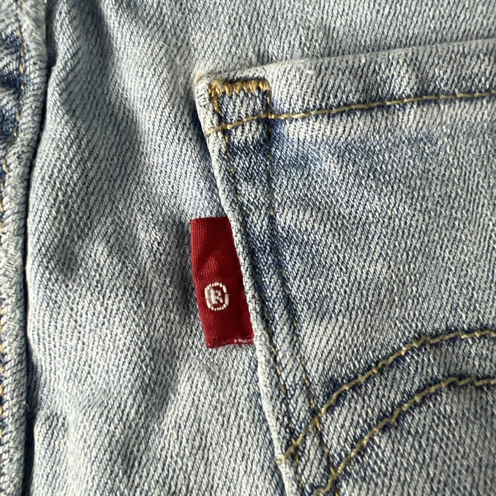 Levi's Womens Classic Shorts Size W28 Mid Rise Denim Red Tag Light Blue‎ D22